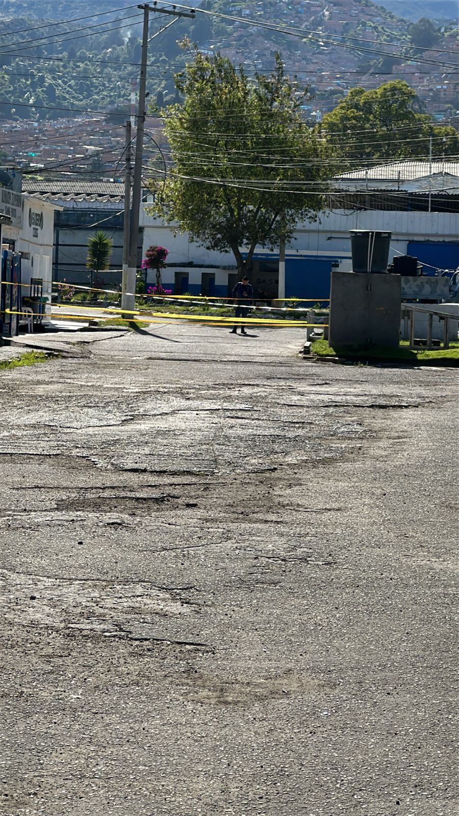 Este es el camino de acceso a El expendio y el asadero de la cárcel La Picota. En este momento se encuentra acordonado.