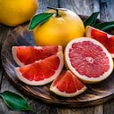 La toronja tiene un alto contenido de vitamina C que ayuda a fortalecer el sistema inmune.