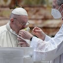 El Papa Francisco besa la estola dentro de la entrega de su Bendición Urbi et Orbi después de celebrar la Misa de Pascua en la Basílica de San Pedro en el Vaticano el domingo 4 de abril de 2021, durante la pandemia del coronavirus Covid-19. Foto: Filippo Monteforte / Pool vía AP