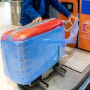 Servicio de máquina enrolladora de equipaje en el aeropuerto.