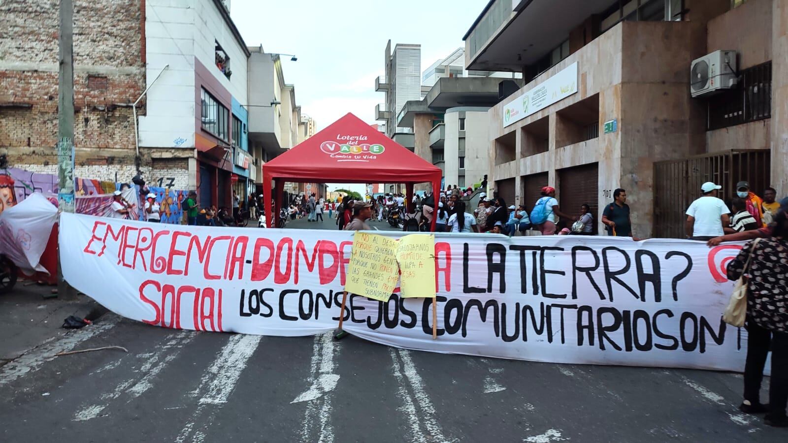Cerca de 350 personas, pertenecientes a grupos indígenas de la región, se congregan a esta hora de manera pacífica al frente de la Oficina de Restitución de Tierras del Valle del Cauca