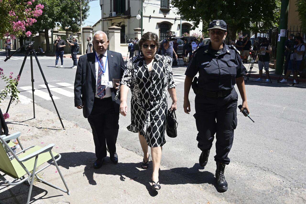 La cónsul de Paraguay en Argentina, Celia Esther Canete (C), llega a la corte para la audiencia de sentencia en Dolores, provincia de Buenos Aires, Argentina el 6 de febrero de 2023. (Photo by JUAN MABROMATA / AFP)