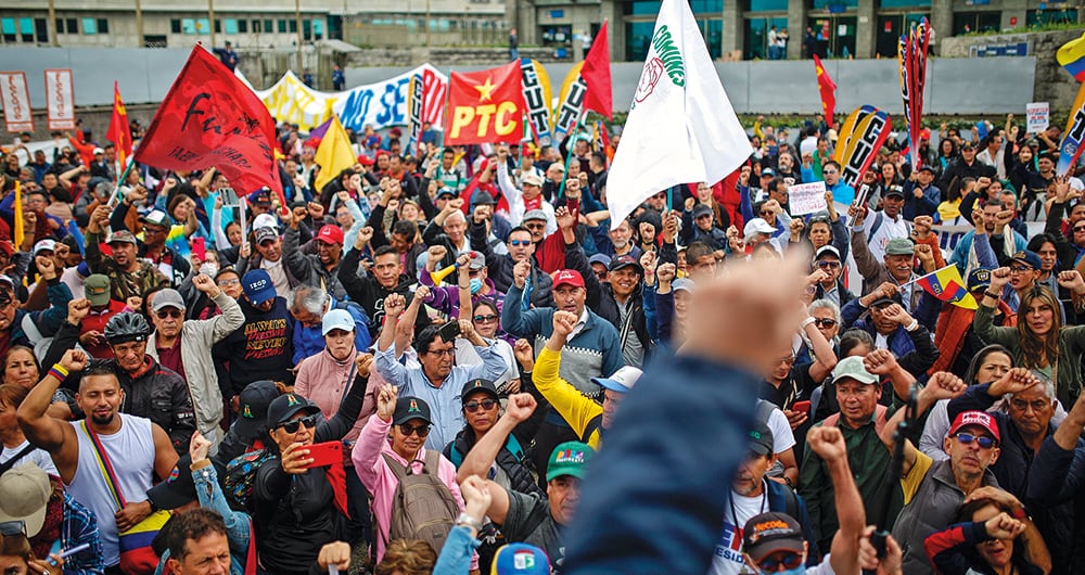 Manifestantes cercaron la sede de la Corte Suprema de Justicia en Bogotá.