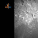 Esta imagen de un video proporcionado por la Organización de Investigación Espacial de la India muestra la superficie de la luna mientras la nave espacial Chandrayaan-3 se prepara para aterrizar el miércoles 23 de agosto de 2023.