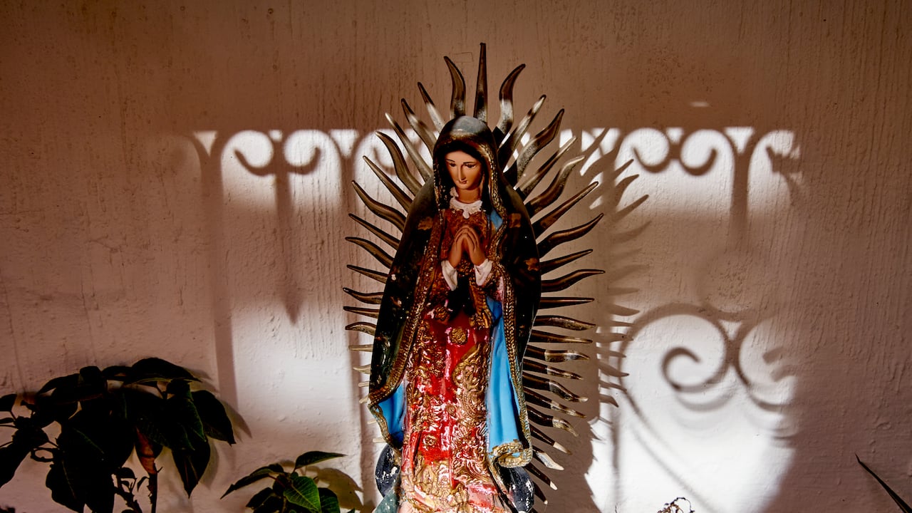 El altar en la casa es un gran homenaje para la Virgen de Guadalupe.