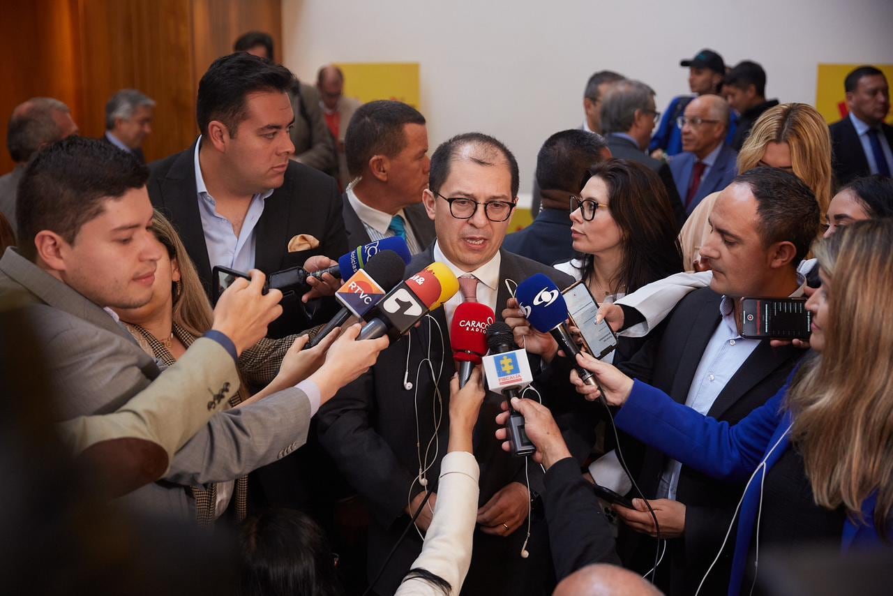 El fiscal general Francisco Barbosa, se quedó esperando al ministro de justicia, Néstor Osuna en la U Externado