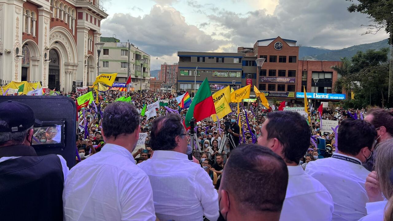 Gustavo Petro volvió a llenar plaza pública en Bello, Antioquia.