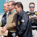 Mayo 13, 2008 - El Gobierno ordena la extradición repentina de de 14 ex jefes paramilitares a Estados Unidos. En la foto, Salvatore Mancuso conducido por agentes de la DEA.