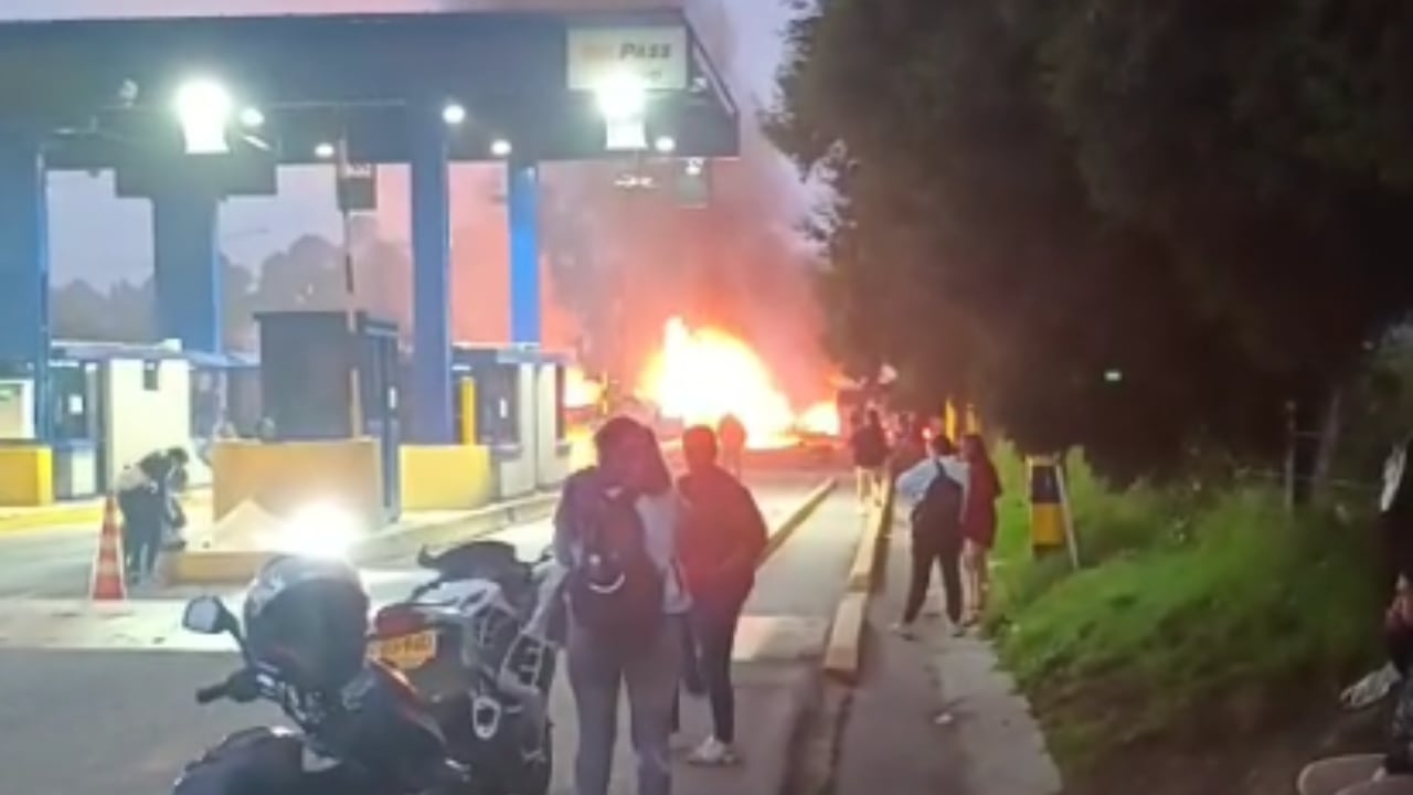 Las personas que iban en la vía tuvieron que bajarse a esperar debido a que el paso está totalmente cerrado.