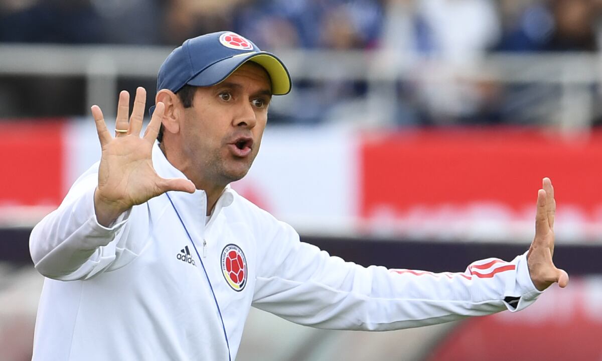 HIROSHIMA, JAPAN - NOVEMBER 17: Arturo Reyes,coach of Colombia looks on during the U-22 international friendly match between Japan and Colombia at Edion Stadium Hiroshima on November 17, 2019 in Hiroshima, Japan. (Photo by Getty Images/Masashi Hara)