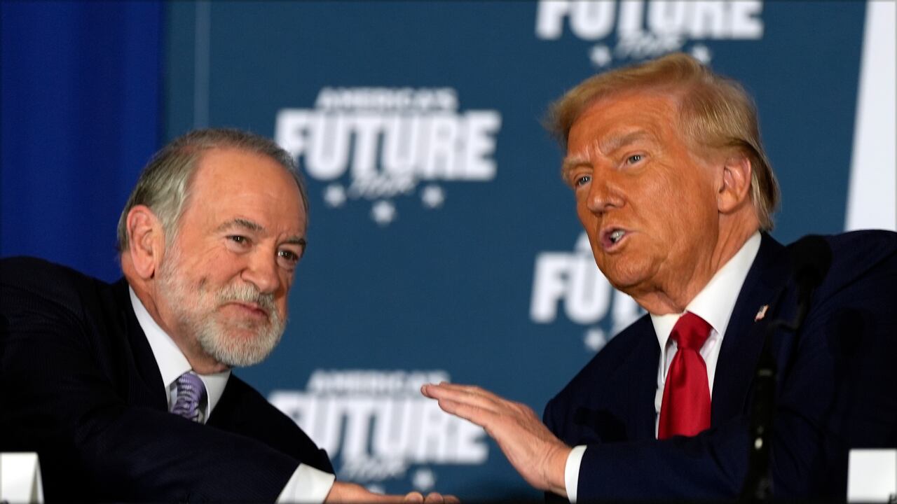 El candidato presidencial republicano y expresidente, Donald Trump, habla con el exgobernador de Arkansas, Mike Huckabee, en una mesa redonda en el Drexelbrook Catering & Event Center, el martes 29 de octubre de 2024, en Drexel Hill, Pensilvania. (AP Foto/Julia Demaree Nikhinson)