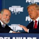 El candidato presidencial republicano y expresidente, Donald Trump, habla con el exgobernador de Arkansas, Mike Huckabee, en una mesa redonda en el Drexelbrook Catering & Event Center, el martes 29 de octubre de 2024, en Drexel Hill, Pensilvania. (AP Foto/Julia Demaree Nikhinson)