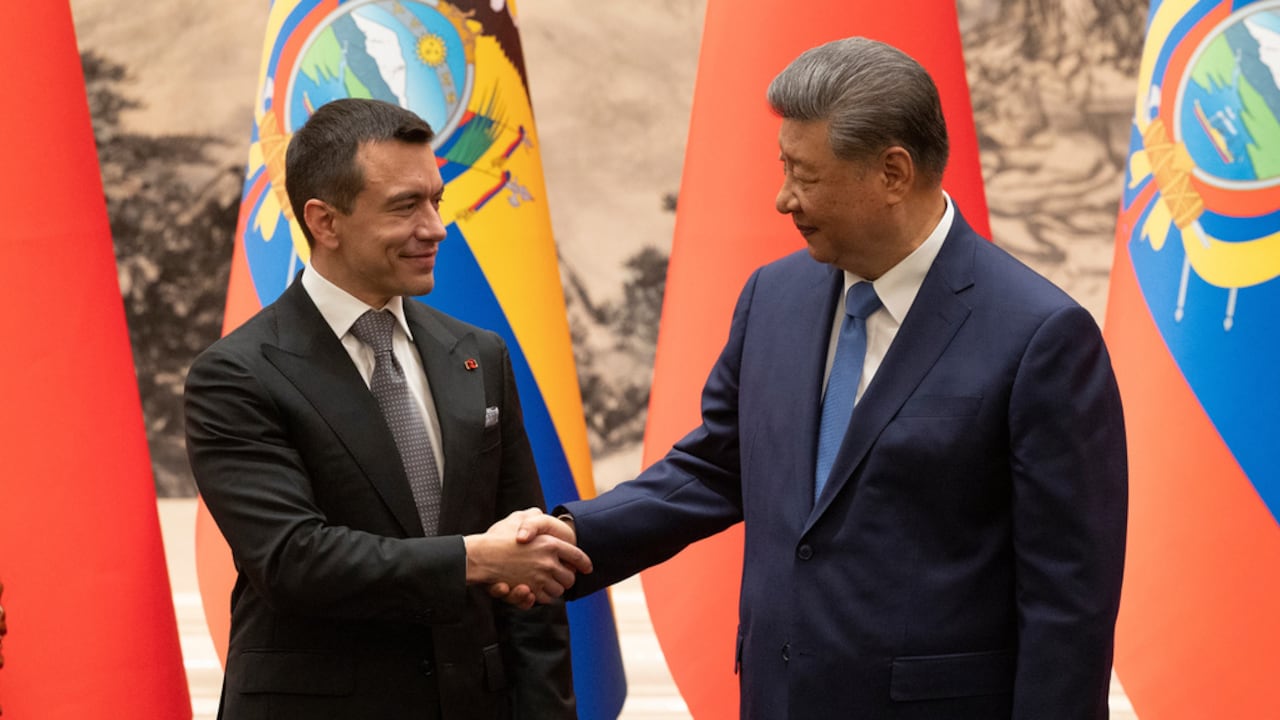 El presidente de China, Xi Jinping (derecha), y el presidente de Ecuador, Daniel Noboa, se estrechan la mano tras una ceremonia de firma en el Gran Palacio del Pueblo en Pekín, China, el martes 18 de agosto de 2026.