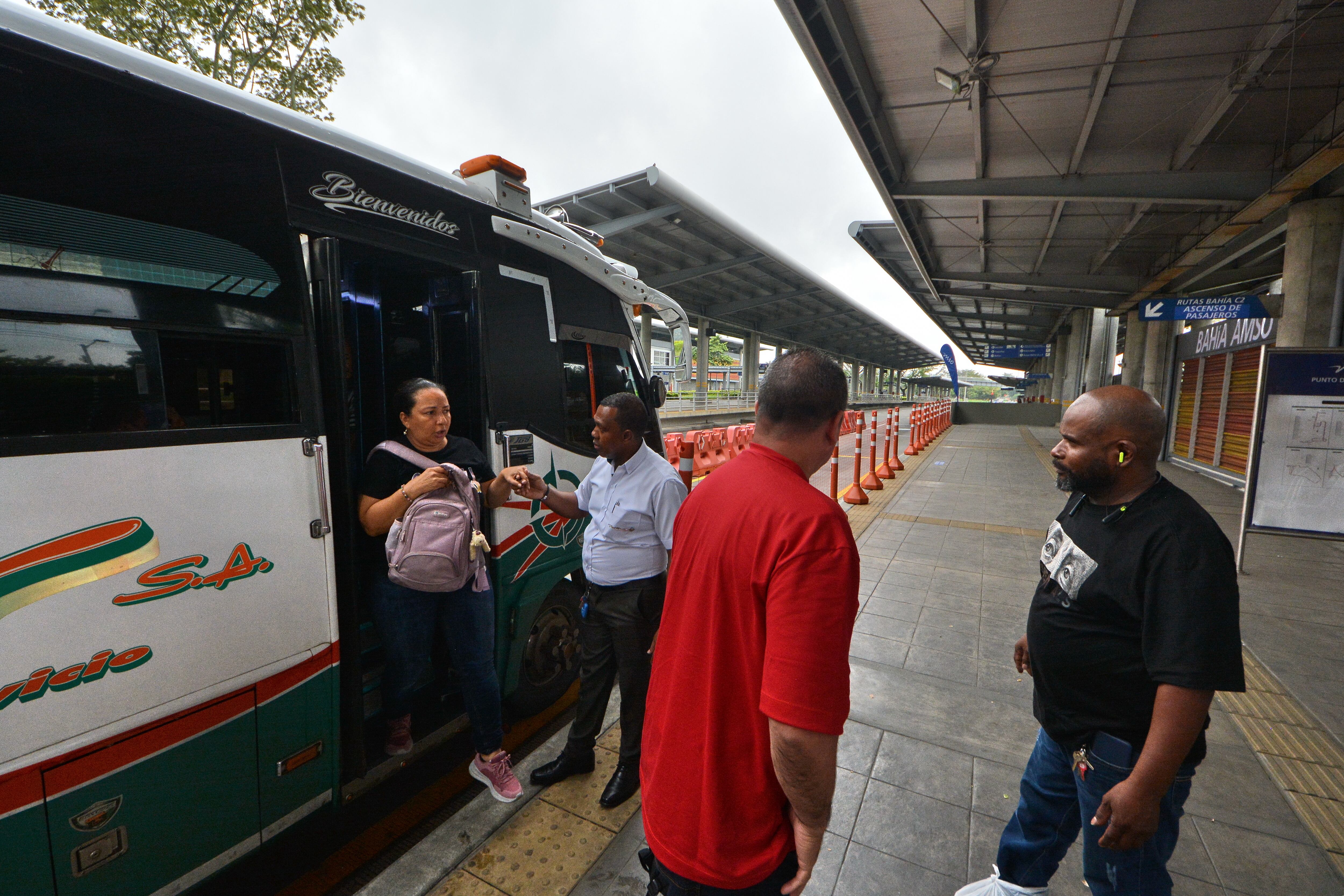 Inicio del servicio complementario entre el mío y el transporte intermunicipal de Jamundí. Los pasajeros llegan a la terminal Simón Bolívar y hacen el transbordo a los buses del mío. Foto Jorge Orozco.