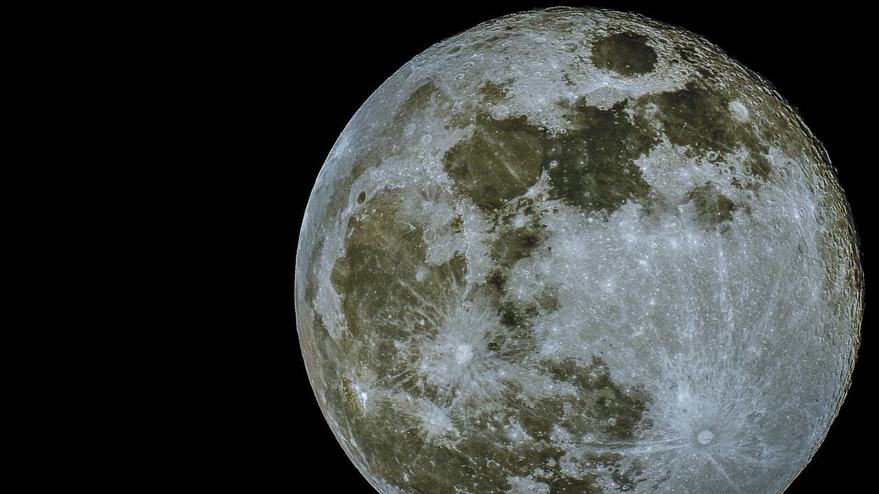 La Luna del Lobo, la primera luna llena de 2025, alcanzará su plenitud el 13 de enero a las 23:27. Un espectáculo astronómico imperdible. La primera luna llena del año 2025, conocida como la Luna del Lobo, iluminará el cielo la noche del 13 de enero. Foto Jorge Orozco