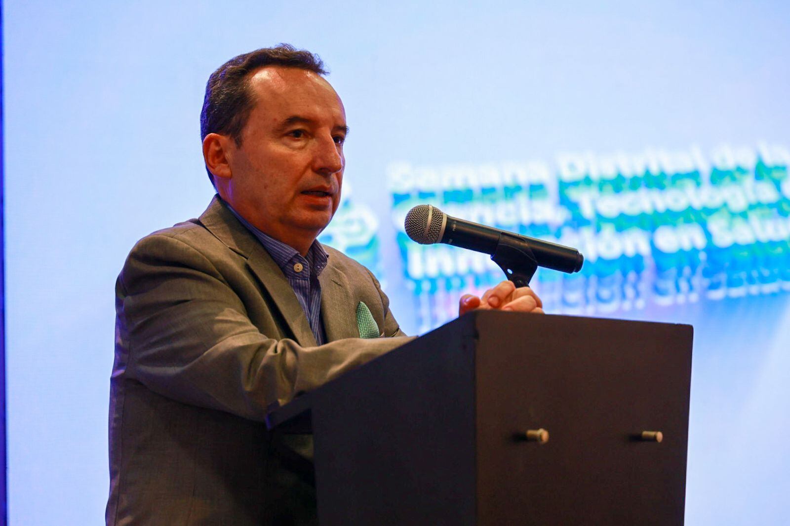 Secretario de Salud de Bogotá, Alejandro Gómez, en la firma del Memorando de Entendimiento de la Red Pública Distrital de Investigación e Innovación en Salud.