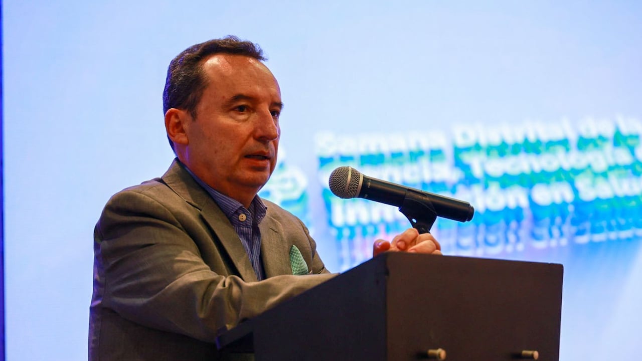 Secretario de Salud de Bogotá, Alejandro Gómez, en la firma del Memorando de Entendimiento de la Red Pública Distrital de Investigación e Innovación en Salud.