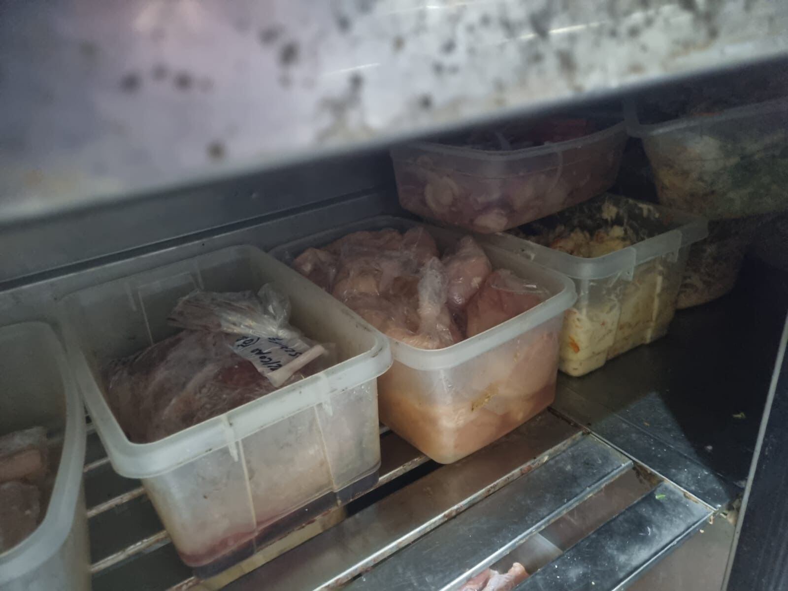 Los alimentos no contaban con la clasificación y almacenamiento que requiere la norma.