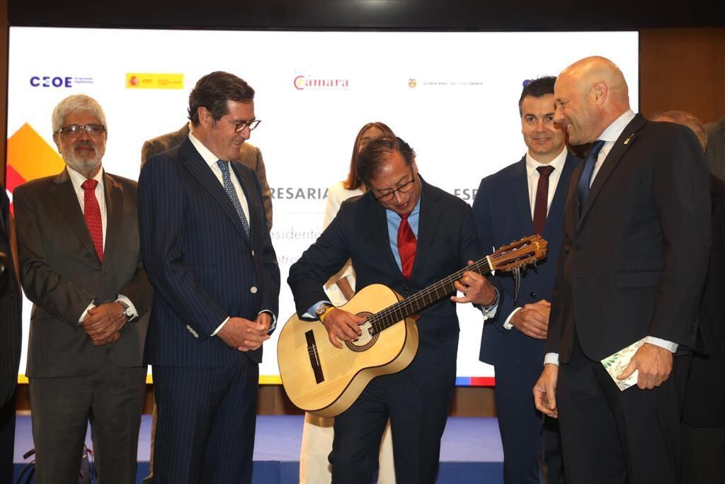 Presidente Gustavo Petro también demostró sus dotes para la guitarra