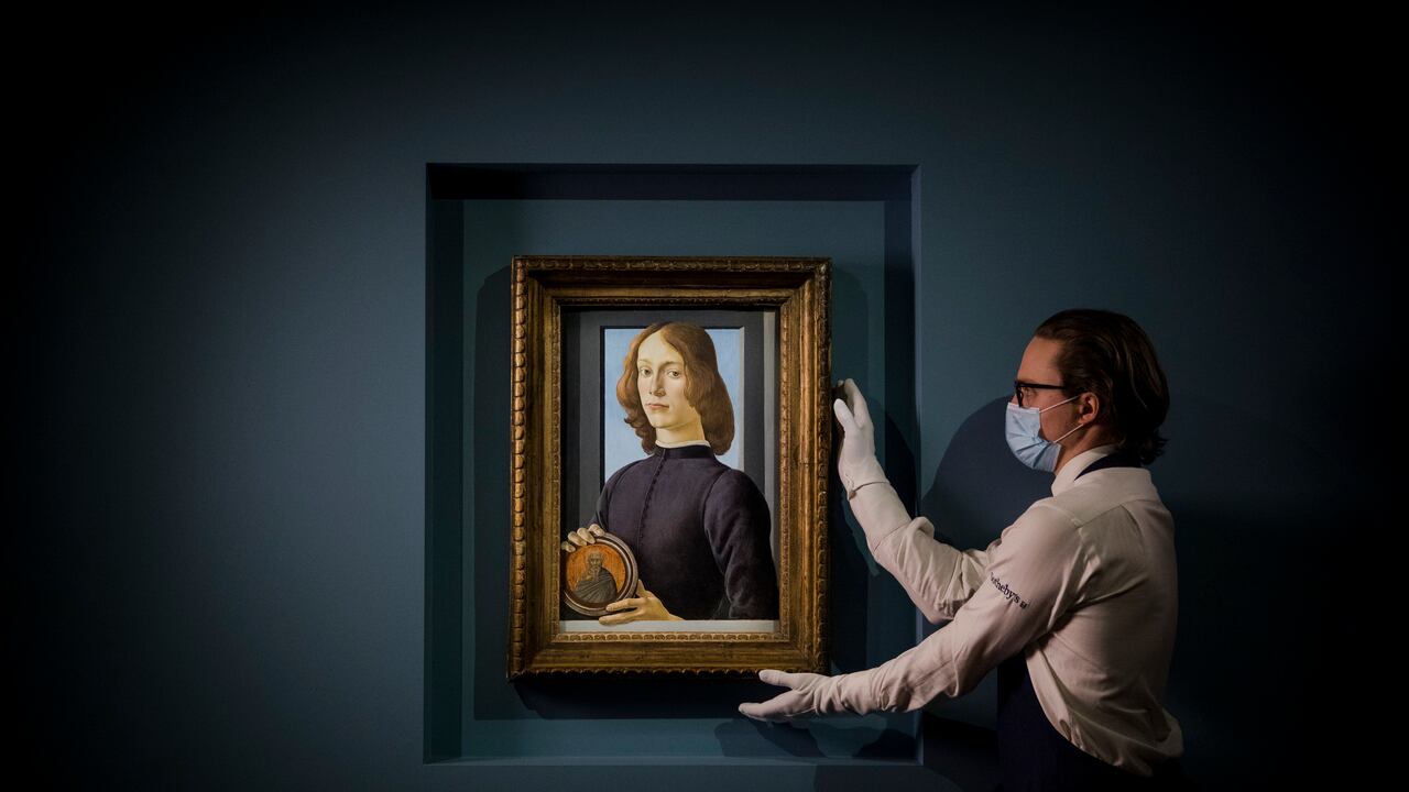 "Joven sosteniendo un medallón" de Sandro Botticelli subastado por Sotheby's en enero de 2021. Foto: Tristan Fewings/Getty Images for Sotheby's