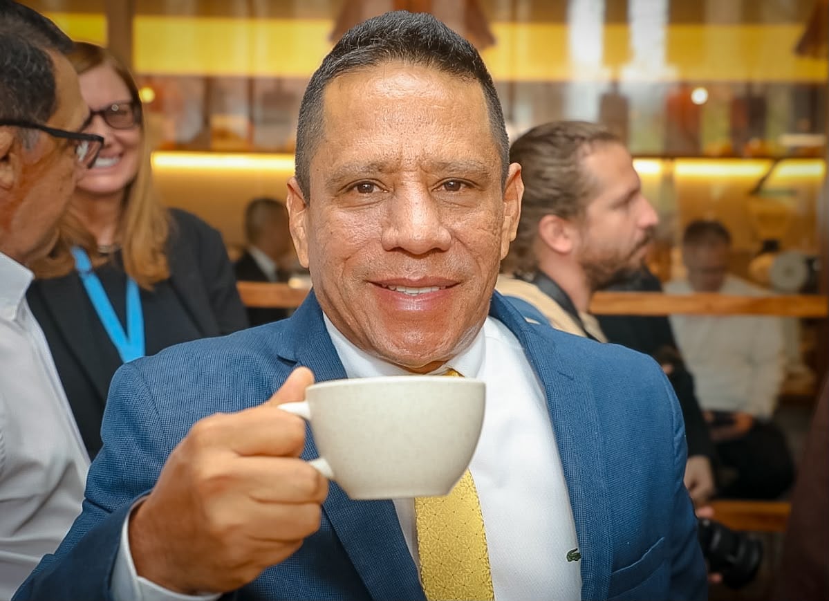 El alcalde de Chaparral, Helver González, subrayó la importancia de la Feria Internacional y su impacto en los caficultores del municipio.