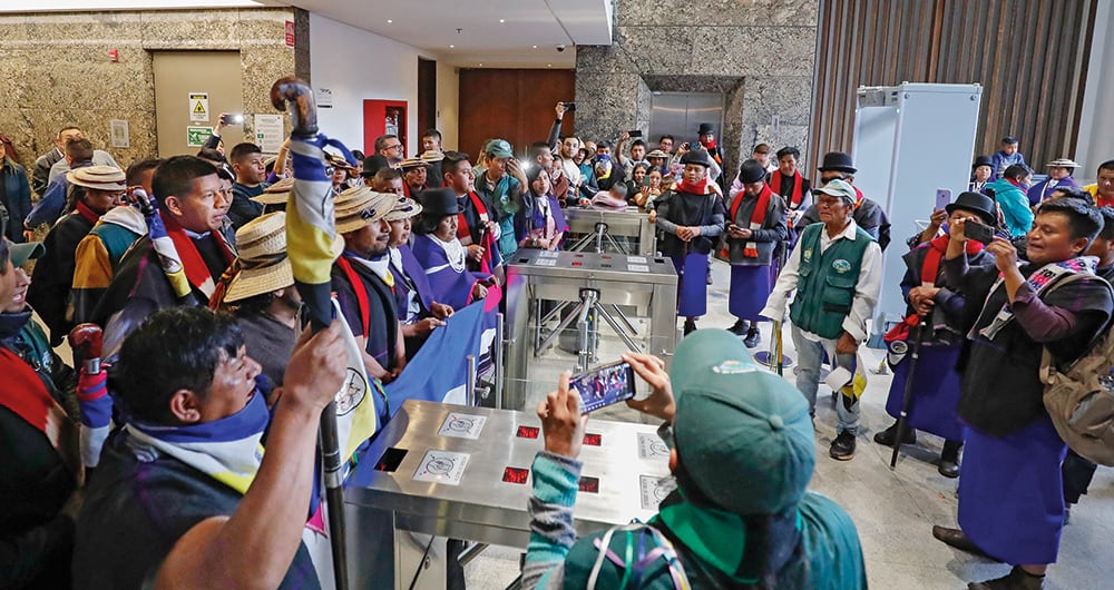    La intención de la minga indígena era encarar a los periodistas y hacer uso de las instalaciones para enviar mensajes de odio contra la prensa y a favor del Gobierno nacional. Rompieron uno de los vidrios y lesionaron a uno de los guardias de seguridad. 