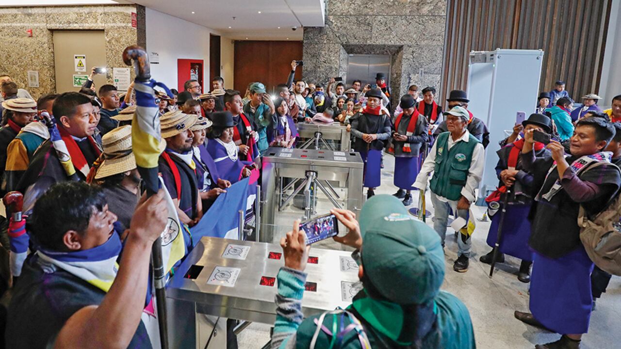 La intención de la minga indígena era encarar a los periodistas y hacer uso de las instalaciones para enviar mensajes de odio contra la prensa y a favor del Gobierno nacional. Rompieron uno de los vidrios y lesionaron a uno de los guardias de seguridad.