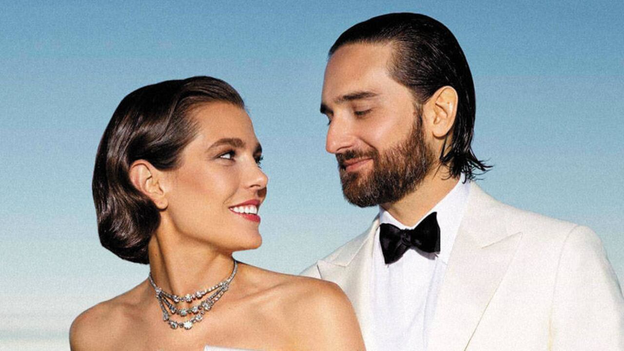 Para la fiesta de bodas, Charlotte se peinó con un falso bob, y vistió un modelo de satín y escote palabra de honor de la colección primavera/verano 2019 de Chanel.