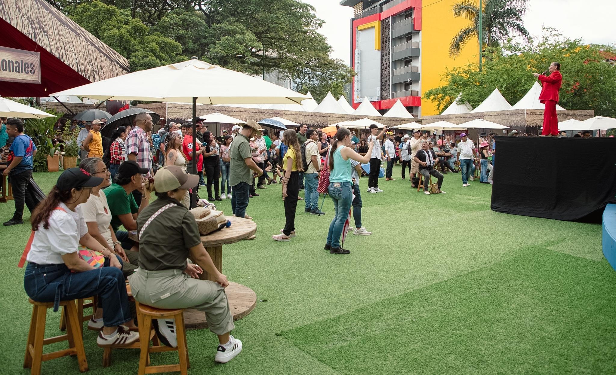 Cerca de 35 emprendimientos participan en la feria gastronómica instalada en el complejo del Coliseo Álvaro Mesa Amaya, con preparaciones propias de la cocina tradicional del Meta.