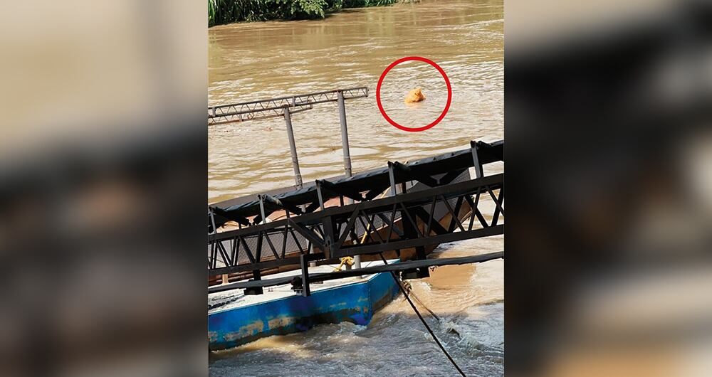   Mientras los reporteros de SEMANA llevaban a cabo una entrevista, vieron un cuerpo bajar dentro de un costal. Areneros de la zona lo rescataron metros más abajo. 