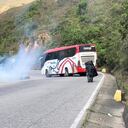 Hombres armados obligaron a los ocupantes bajar de un bus para ser atravesado en la vía.
