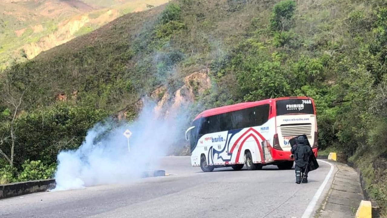Hombres armados obligaron a los ocupantes de un bus a bajarse en plena vía para dejarlo atravesado lleno de explosivos.