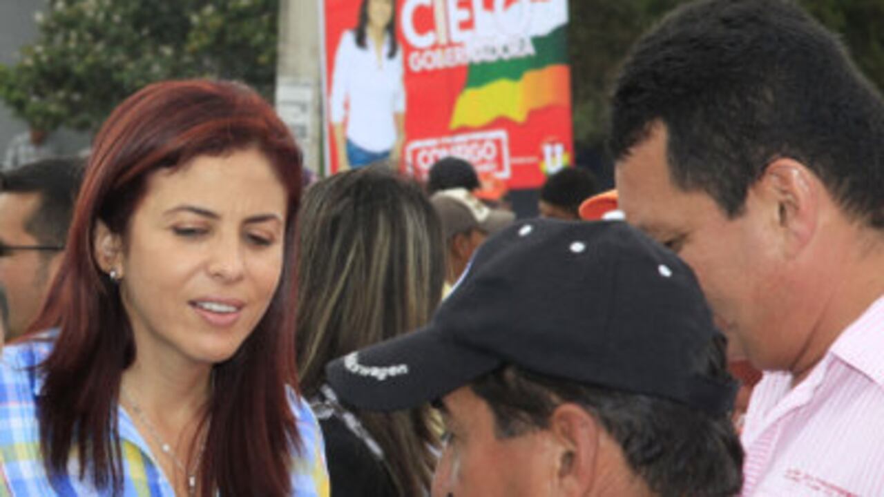 Cielo González (izquierda) hizo camapaña por el Partido de La U y fue una de las grandes ganadoras en las elecciones de octubre del 2011. Afronta un proceso disciplinario que la podría dejar fuera de la política. De ser así, el partido que la avaló contempla expulsarla.