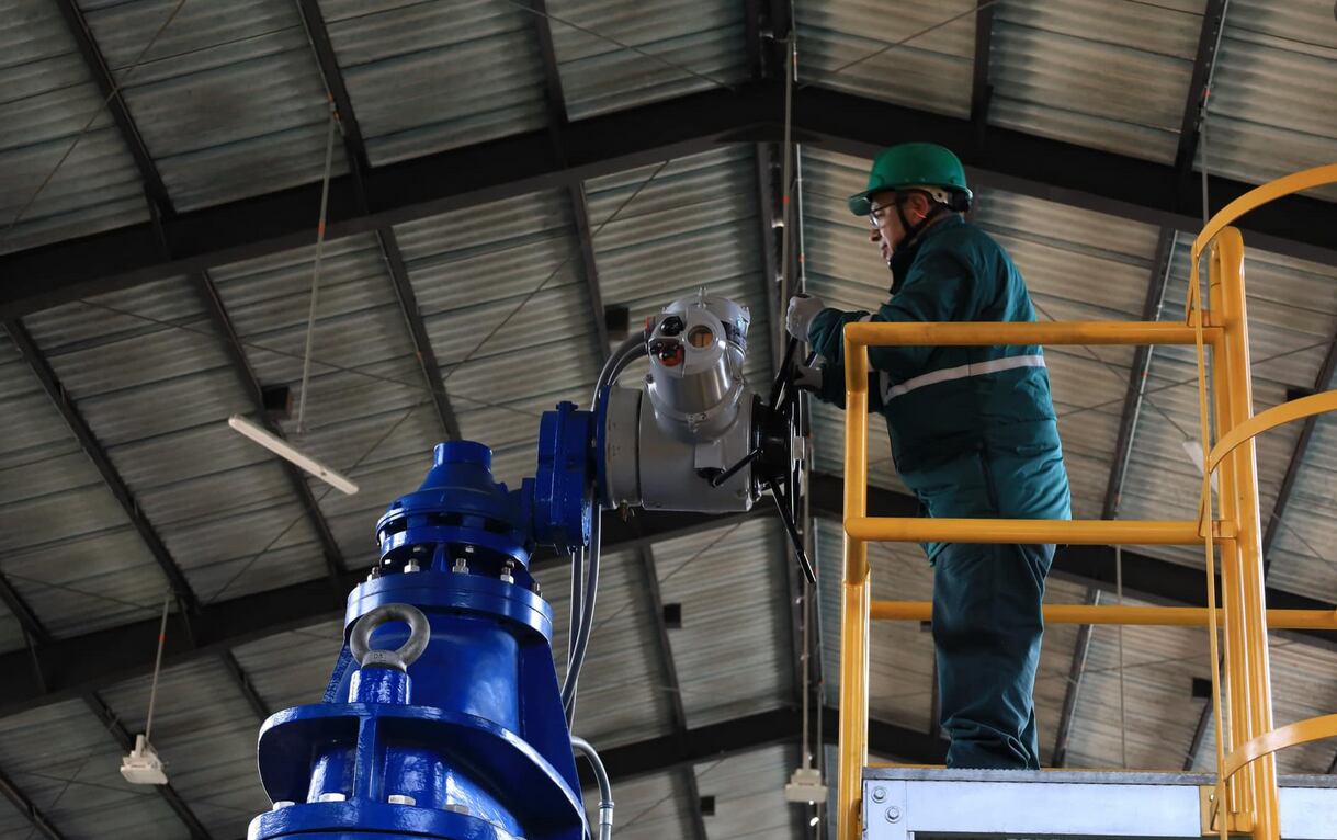 Equipos operativos del Acueducto de Bogotá cerrando válvulas para suspender el servicio de agua en la capital