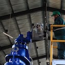 Equipos operativos del Acueducto de Bogotá cerrando válvulas para suspender el servicio de agua en la capital