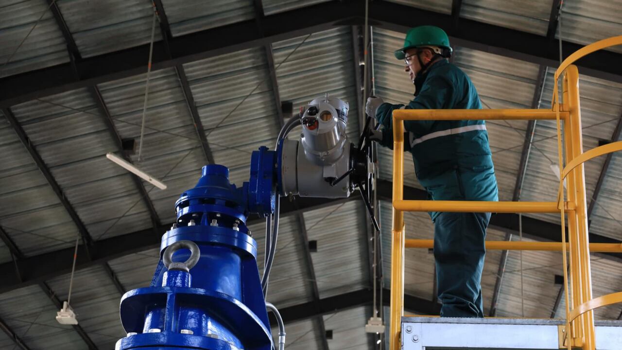 Equipos operativos del Acueducto de Bogotá cerrando válvulas para suspender el servicio de agua en la capital