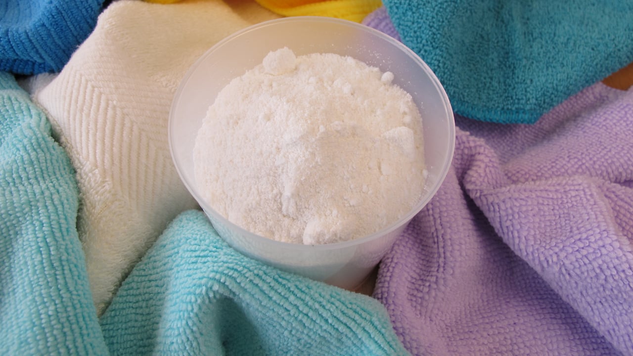 El bicarbonato puede usarse para limpiar la ropa en seco.