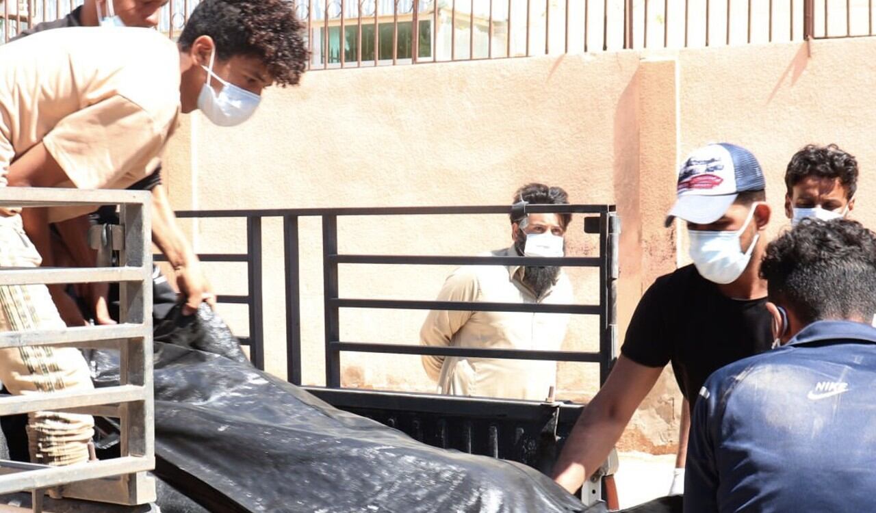 Los ciudadanos recogen a los muertos que dejó la avalancha