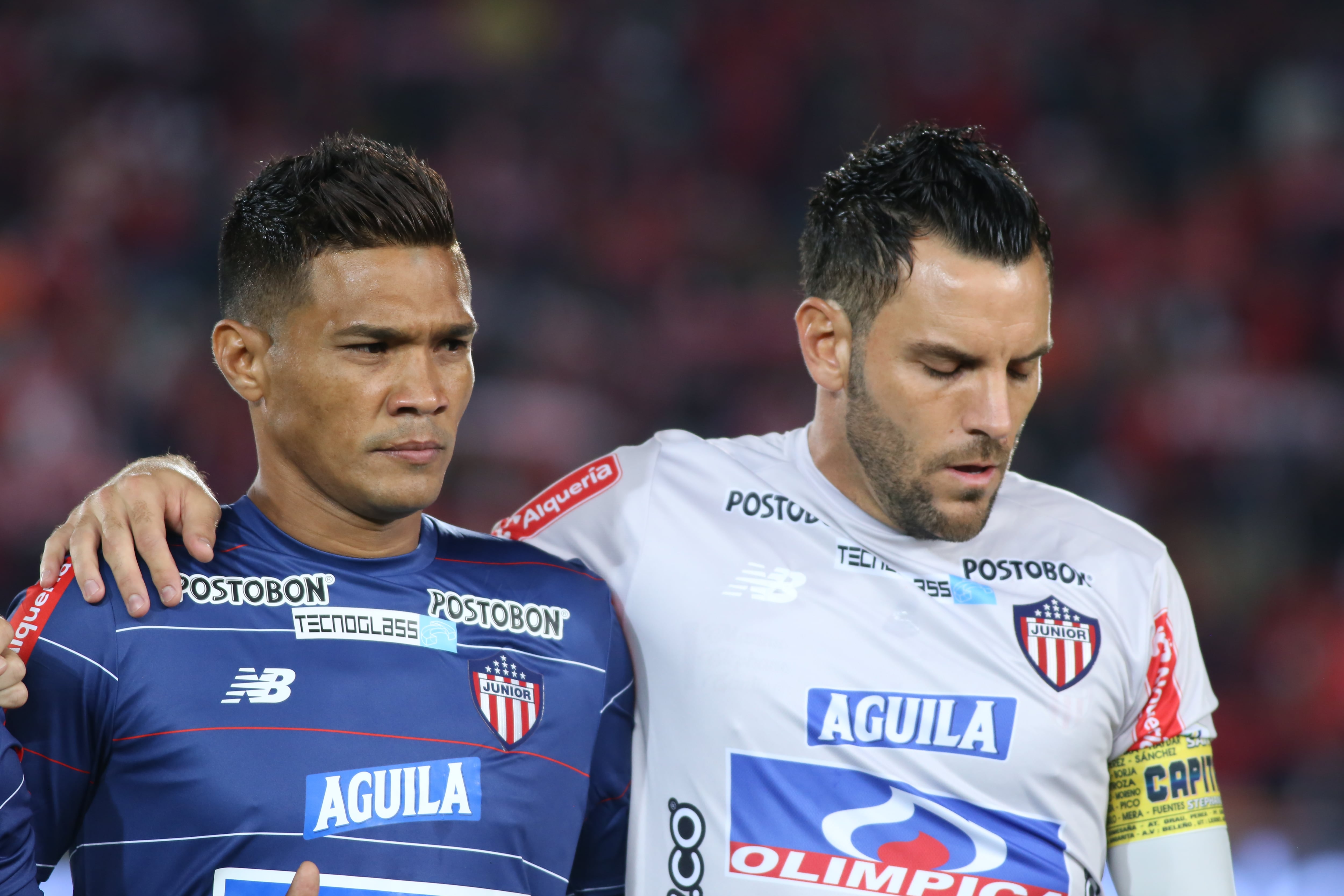 Teo Gutierrez (L) and the goalkeeper Sebastian Viera (R) of Junior during BetPlay League match between Independiente Santa Fe and Junior on February 8 2020 at the Estadio Nemesio Camacho in Bogota, Colombia. (Photo by Daniel Garzon Herazo/NurPhoto via Getty Images)