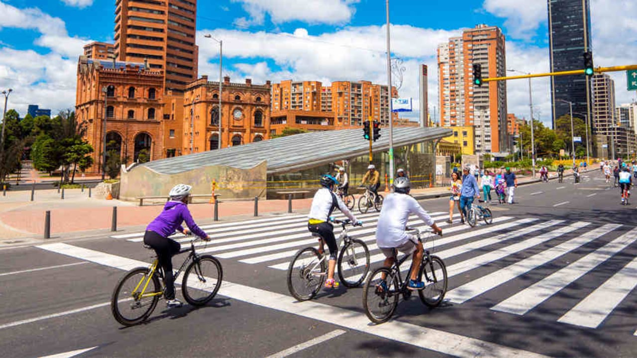 El uso de la bicicleta mejora la calidad del aire y evita enfermedades en la población. Foto: archivo Semana.