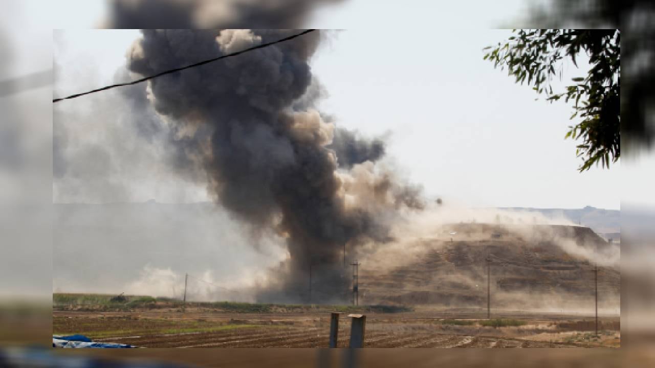 El humo se eleva desde la sede del Partido Democrático Kurdo de Irán, tras ataque en el norte de Irak. -Foto: Reuters.