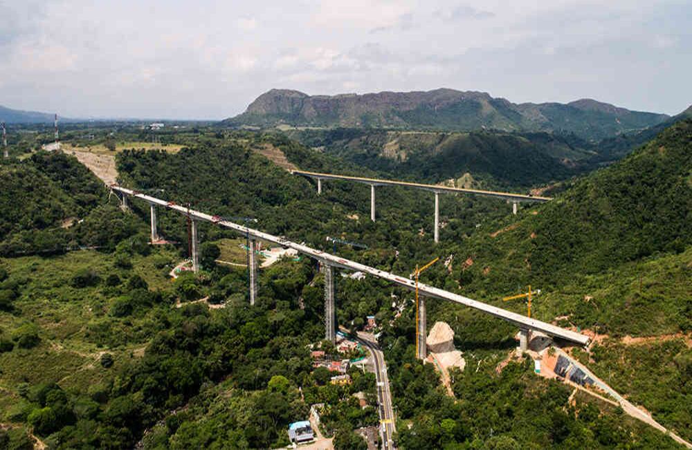 Cruce de la cordillera Central, Quindío y Tolima.  En construcción: la obra más importante será el túnel de La Línea, de 8,6 kilómetros. Además de 29 puentes (el más largo mide 654 metros), 25 túneles cortos, una segunda calzada y dos pasos deprimidos. Inversión: 2,2 billones de pesos. Beneficio: estas obras permitirán cruzar la cordillera Central entre los departamentos de Tolima y Quindío. Reducirán un 75 por ciento los accidentes entre Calarcá y Cajamarca y acortarán 15 kilómetros de recorrido.