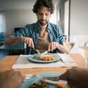 Tener una dieta equilibrada ayuda a fortalecer el sistema inmune.