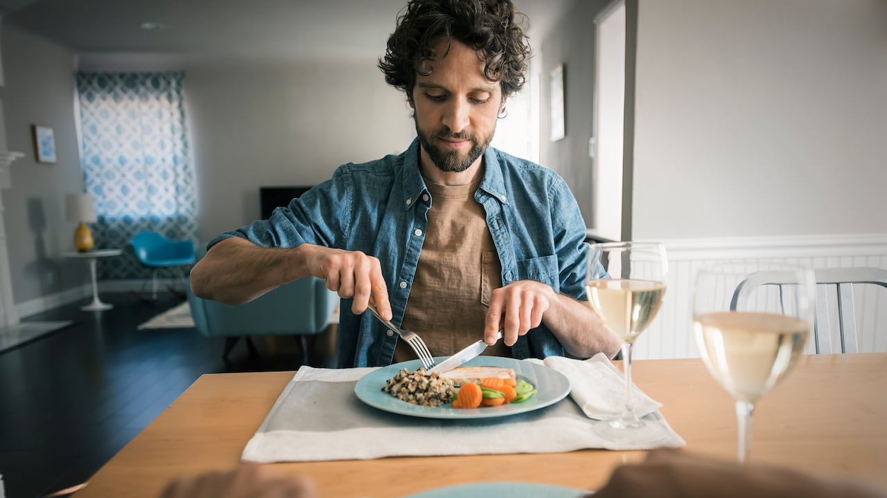 Tener una dieta equilibrada ayuda a fortalecer el sistema inmune.