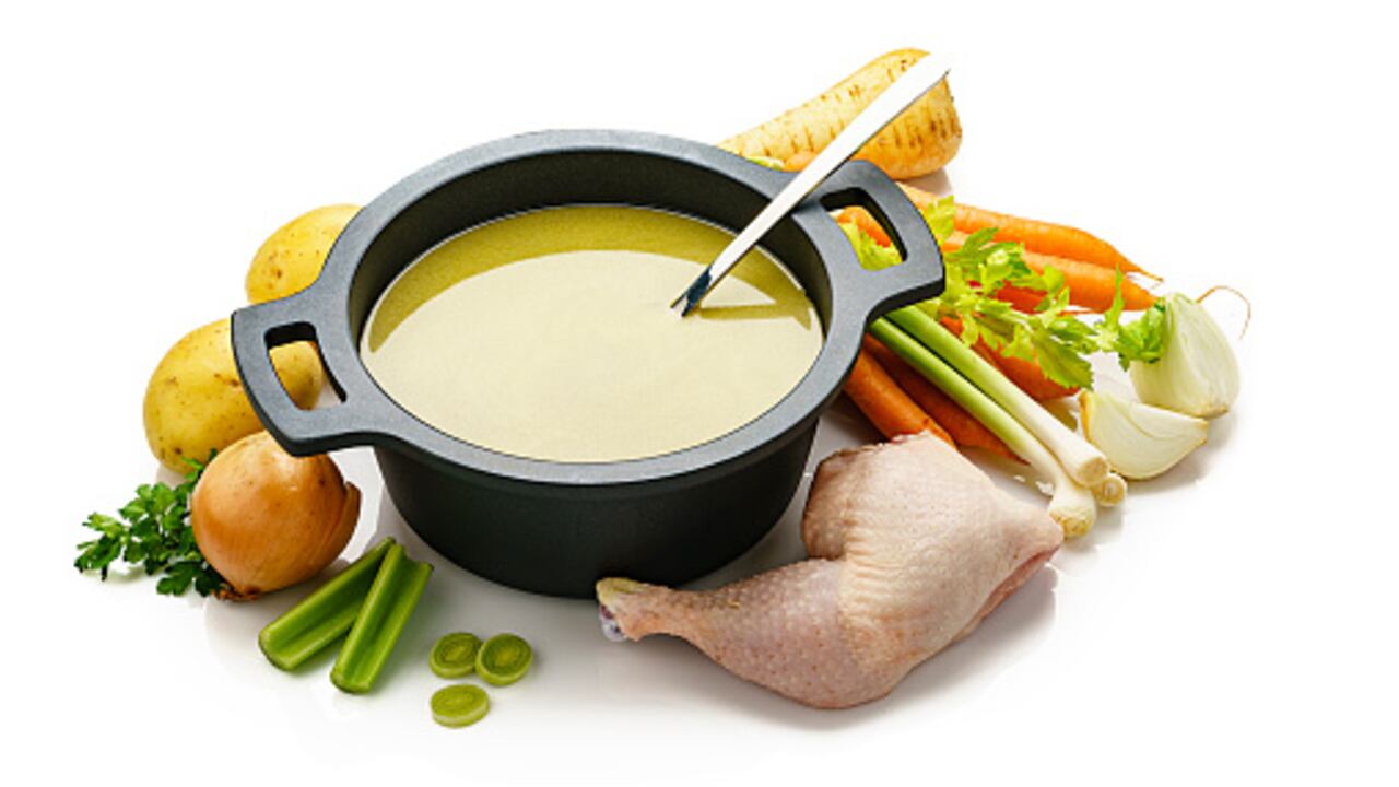 El caldo de pollo es un clásico de la gastronomía colombiana. Foto: Getty Images.