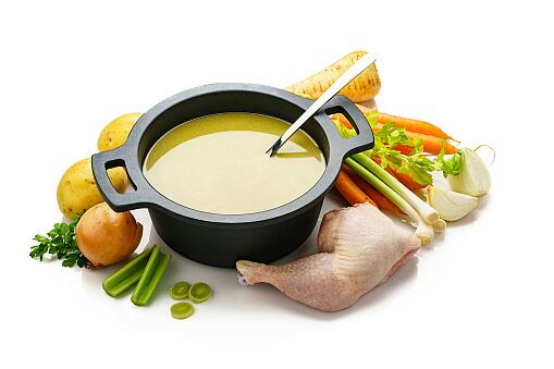 El caldo de pollo es un clásico de la gastronomía colombiana. Foto: Getty Images.