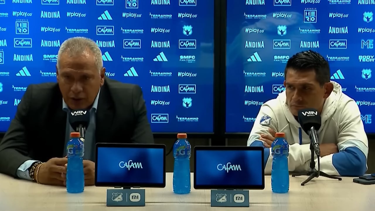 Hernán Torres hablando en rueda de prensa junto a Mackalister SIlva