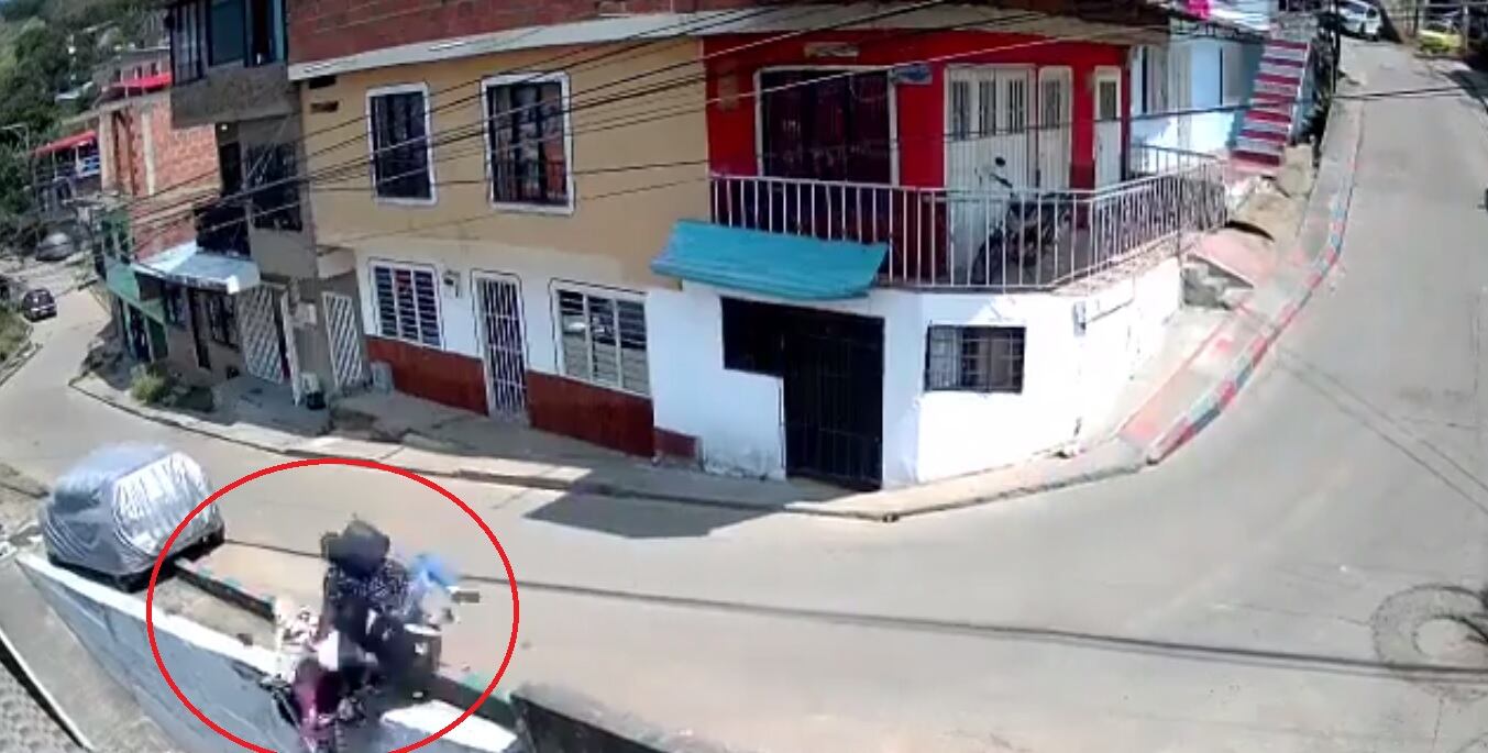 El impresionante accidente de dos hombres en moto que se fueron a un vacío en Yumbo, Valle; así quedó registrado en video.