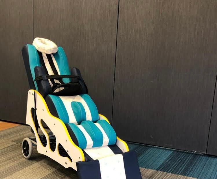 El kit de rehabilitación les permite a los niós cambiar de posición para descansar, hacer ejercicios y alimentarse.