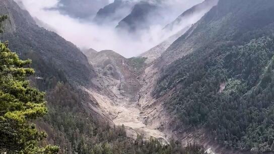 El miércoles, una letal pared de lodo y agua de la inundación arrasó Nepal y llegó al puerto fronterizo chino de Gyirong, en Xizang, dejando decenas de víctimas.